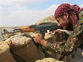 Kurdský bojovník na hlídacím postu.