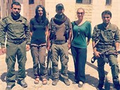 Lenka Klicperová a Markéta Kutilová s bojovníky YPG.