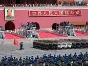 Státníci a významní hosté sledovali pehlídku z tribuny nad portrétem Mao...