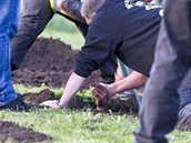 Antony Britton se ze spár smrti dostal s pomocí asistent.