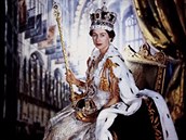 Královna Albta II. v celé své korunovaní kráse.