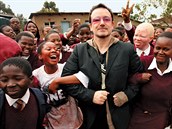 Zpvák Bono bhem jedné ze svých charitativních akcí.
