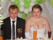 Nev�sta zvolila �aty pon�kud t�sn�j�í.