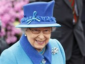 Královna na oslavu dorazila v modrém kostýmku.