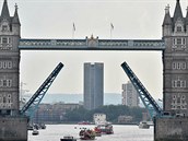 Tower bridge zvednutý jako pocta královn.