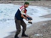 Bezvládné tlíko utopeného chlapce odnáí Turecký policista. Moe si zatím...
