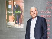 Miroslav Donutil u plakátu k seriálu Doktor Martin.