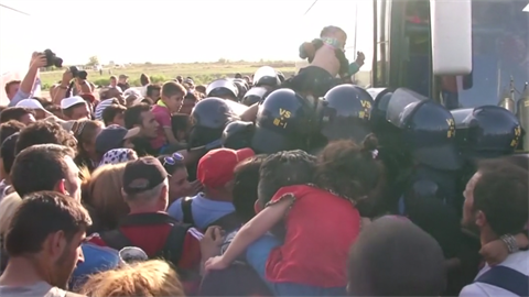 Uprchlíci se v chorvatském mst Tovarnik snaí dostat do peplnných autobus.
