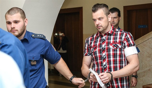 Petr Kramný přichází k soudu. (10. září 2015)