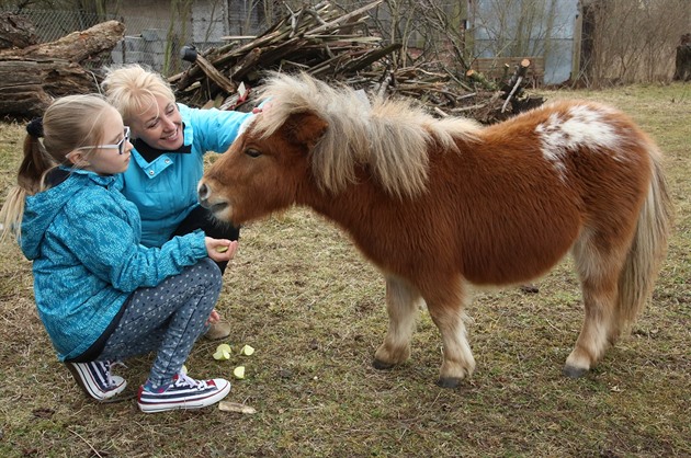 Kordulka si poslední týdny hraje jenom se svým koníkem Frodem.