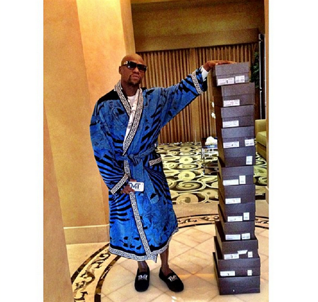Floyd a jeho skromn� sb�rka bot na zkou�en�.