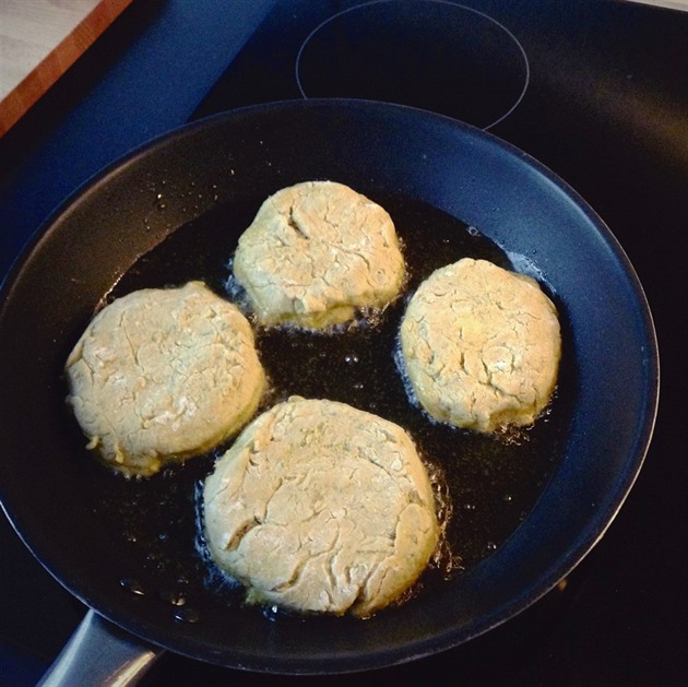 Hamburgery z obou stran osma��me na oleji.