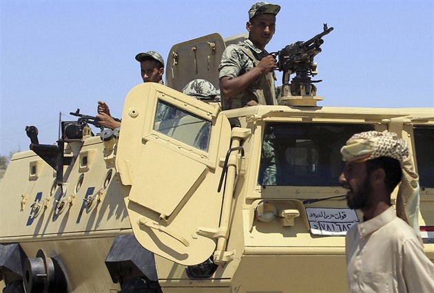 Pesun egyptské armádní techniky pro boj proti teroristm.