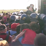 Uprchlci se v chorvatskm mst Tovarnik sna dostat do peplnnch autobus.