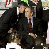 Prezidentv tajemnk prv ept Bushovi do ucha, e Amerika byla napadena...