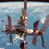Pohled na Mir z paluby raketoplnu Discovery