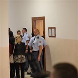 Soudní síň, kde probíhá proces s Petrem Kramným, hlídá ostraha.