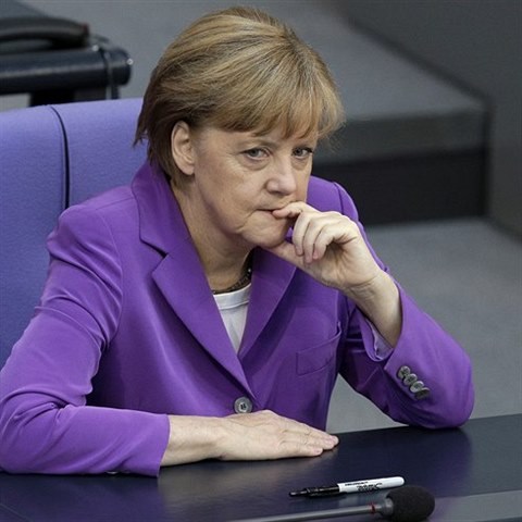 Angela Merkelov se m nad m zamlet. Zmny v jejch postojch jsou dle...