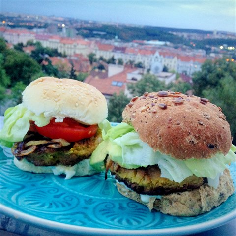 A toto je vsledek: Vegansk hamburger z cizrny a kukuice.