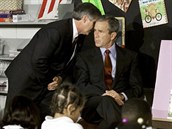 Prezidentv tajemník práv eptá Bushovi do ucha, e Amerika byla napadena...
