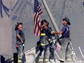 Nikdy nezapomeneme! Newyortí hasii vztyují vlajku na rozvaliti Twin Towers,...