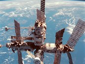 Pohled na Mir z paluby raketoplánu Discovery