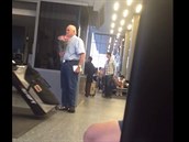 Mu� �eká na svou milovanou man�elku na autobusovém nádra�í.