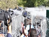 Ma�ar�tí t�kood�nci rozhání dav uprchlík� pomocí slzného plynu. nehledí p�itom...