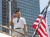 Leonardo DiCaprio jako Jordan Belfort ve filmu Vlk z Wall Street.