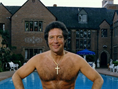 Polonahý Tom Jones u svého bazénu v roce 1987.