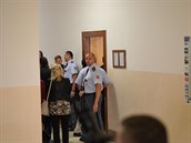 Soudní sí, kde probíhá proces s Petrem Kramným, hlídá ostraha.