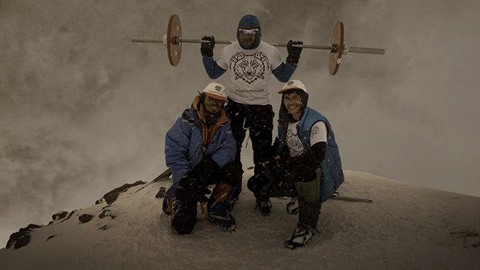 Powerlifter Andrey Rodichev zdolal Elbrus s inkou na zádech.