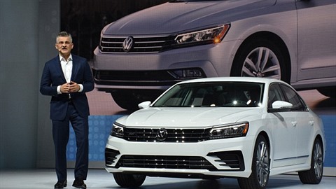Mike Horn, prezident americké poboky automobilky s jedním z model Volkswagenu...