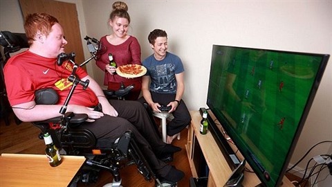 Will Clark hraje oblíbenou Fifu díky ústy ovládanému PlayStationu.