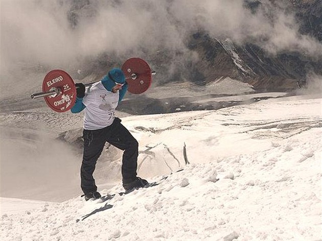 Powerlifter Andrey Rodichev zdolal Elbrus s inkou na zdech.