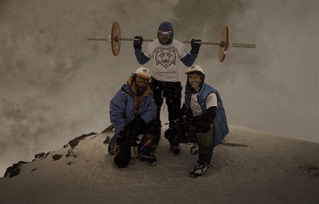 Powerlifter Andrey Rodichev zdolal Elbrus s inkou na zádech.