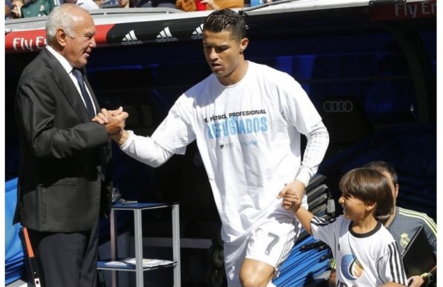 Ronaldo a Ziad nastupují na stadion.