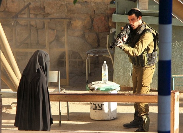 Izraelský voják míí na palestinskou dívku Hadeel al-Haslamon.