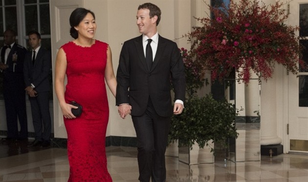 Mark Zuckerberg dorazil s thotnou manelkou Priscillou.