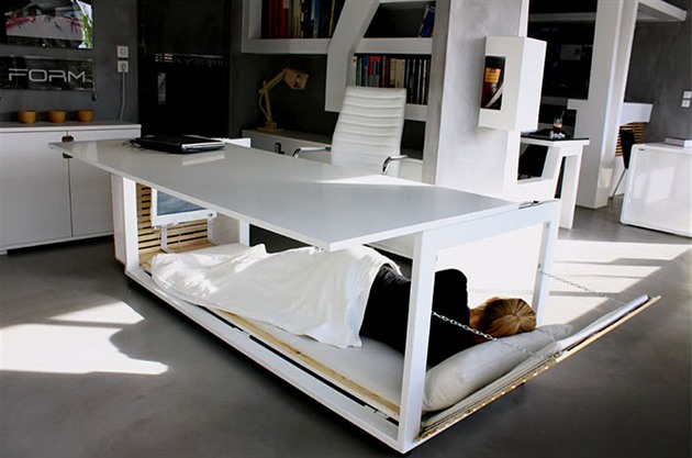ecký vynález boí hranice mezi stolem a postelí. Jako vybavení kanceláe by ho...