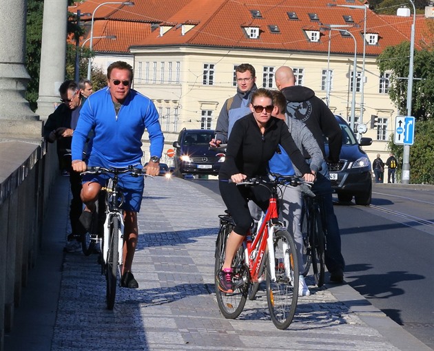 Zatímco Arnold a jeho partnerka Heather Milligan ujídí, bodyguard hlídá...