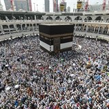 Muslimové krouží kolem Ka’aby na nádvoří Velké mešity v Mekce.