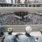 Dav lid krou kolem svatyn Kby v sadskoarabsk Mekce