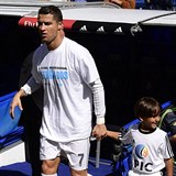 Christiano Ronaldo nastupuje na stadion s malm Ziadem.