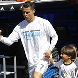 Ronaldo a Ziad nastupuj na stadion.
