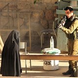 Izraelsk vojk m na palestinskou dvku Hadeel al-Haslamon.