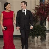 Mark Zuckerberg dorazil s těhotnou manželkou Priscillou.