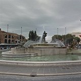 Fontna najd na mskm nmst piazza Repubblica. Krom nahch soch hostila...