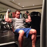 Arnold cvičí pravidelně a je to na něm znát.