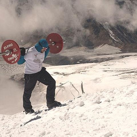 Powerlifter Andrey Rodichev zdolal Elbrus s inkou na zdech.